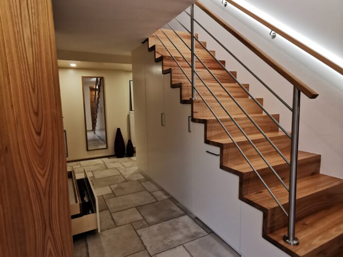 Treppenschrank